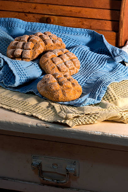 Frisches Brot auf einem Holztisch auf den Sonnenaufgang – Foto