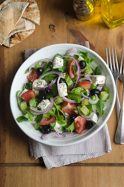 ensalada griega - mediterranean cuisine salad olive oil tomato salad fotografías e imágenes de stock