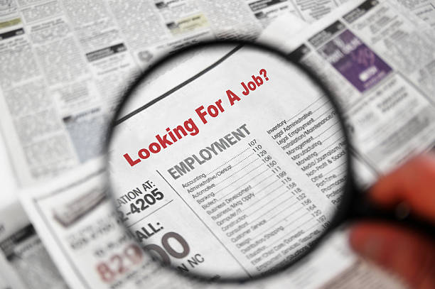 jornal pesquisa de empregos - recruitment searching job search discovery - fotografias e filmes do acervo