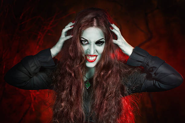 ярко хэллоуин красивый вампир с длинные волосы - scott strange стоковые фото и изображения