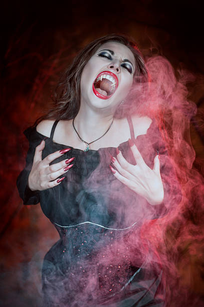 ярко хэллоуин красивый вампир с длинные волосы - scott strange стоковые фото и изображения