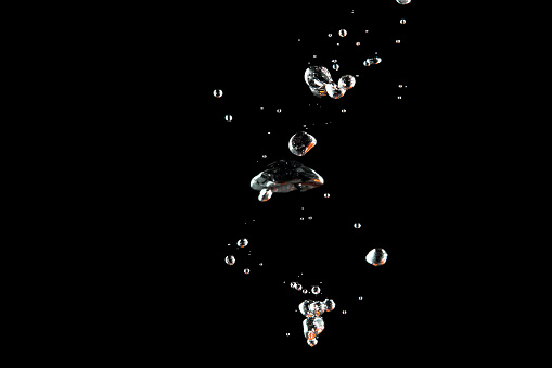 Burbujas de agua en fondo negro photo