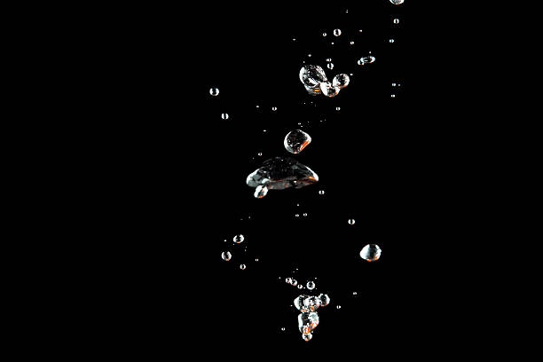 bulles d'eau sur fond noir - water bubbles photos et images de collection