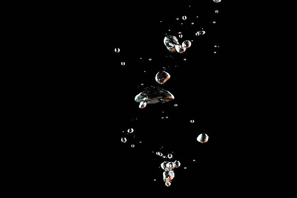 泡ウォーター、黒色の背景 - 水中 ストックフォトと画像