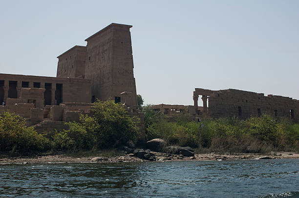 o templo de ísis de philae, aswan (egito) - lake nasser - fotografias e filmes do acervo