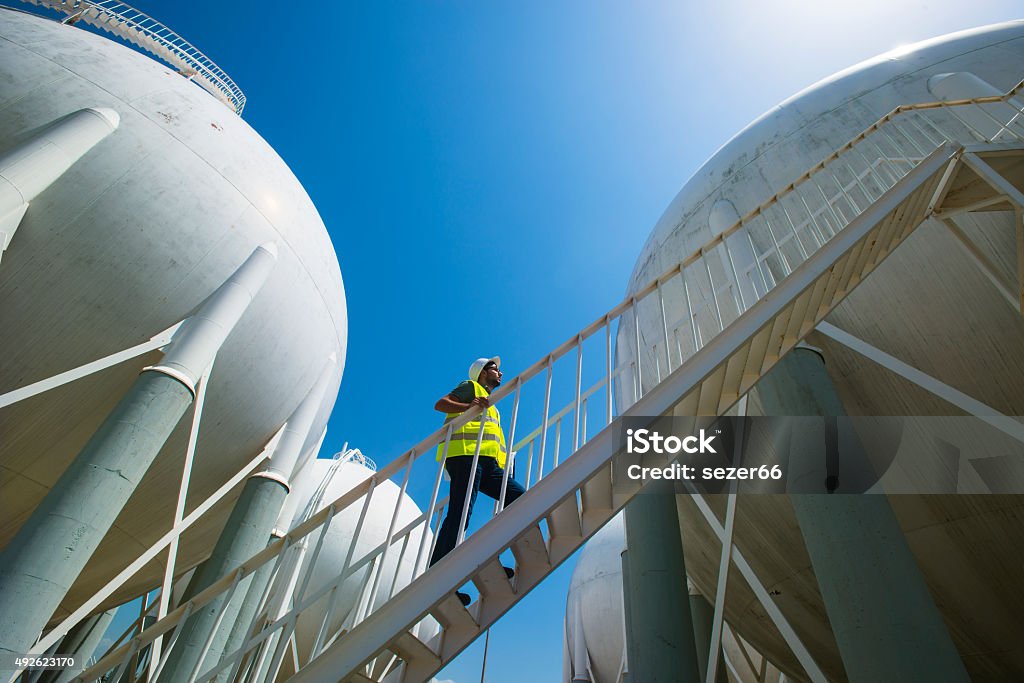 Verflüssigt Petroleum Gas Tank-Tops und Petrochemical Engineer - Lizenzfrei Erdgas Stock-Foto
