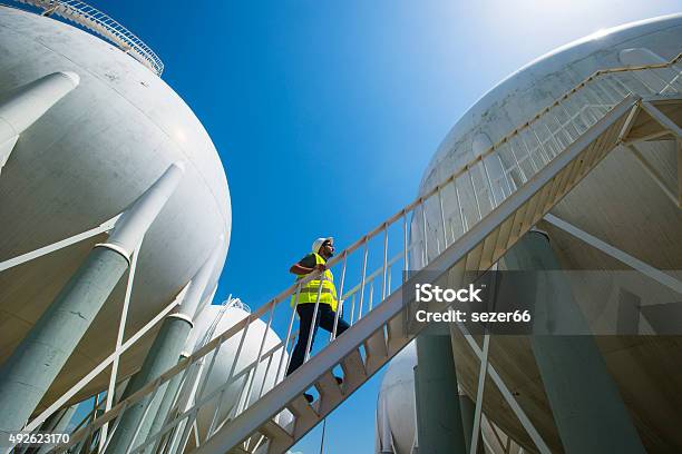 Verflüssigt Petroleum Gas Tanktops Und Petrochemical Engineer Stockfoto und mehr Bilder von Erdgas