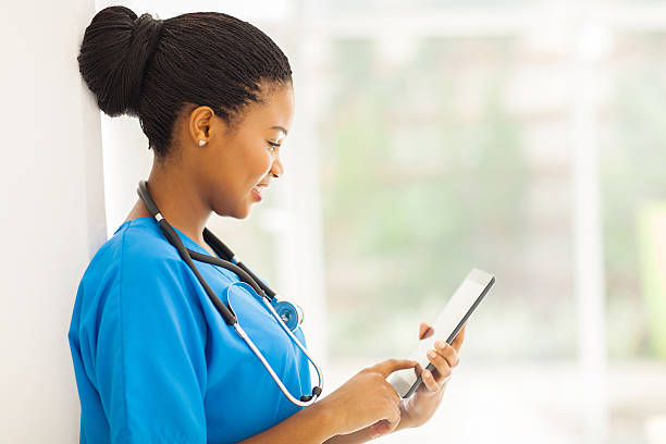 젊은 중유럽식 칠레식 디스트리토 인부 태블릿 컴퓨터를 사용하여 - computer medical student hospital nurse 뉴스 사진 이미지