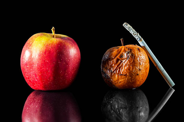 dwa jabłka i papierosa - rotting apple fruit rudeness zdjęcia i obrazy z banku zdjęć