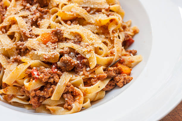 ragu alla болоньезе - dishware pasta tagliatelle beef стоковые фото и изображения