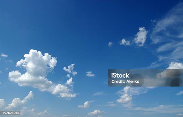 Foto de Nuvens Brancas e mais fotos de stock de Abstrato - Abstrato, Azul, Brilhante - Luminosidade
