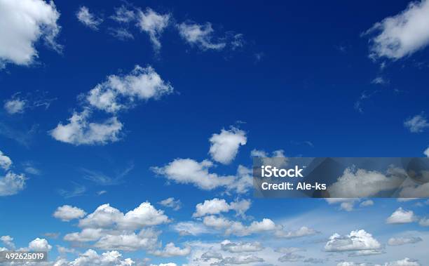 Nuvole Bianche - Fotografie stock e altre immagini di Ambientazione esterna - Ambientazione esterna, Astratto, Blu