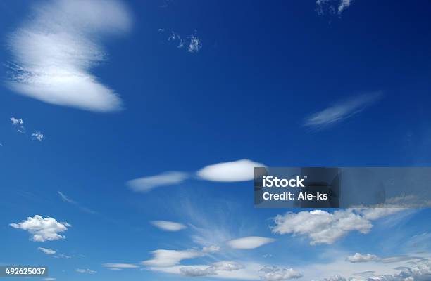 Nuvens Brancas - Fotografias de stock e mais imagens de Abstrato - Abstrato, Ao Ar Livre, Azul