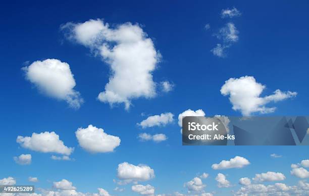 Nuvens Brancas - Fotografias de stock e mais imagens de Abstrato - Abstrato, Ao Ar Livre, Azul