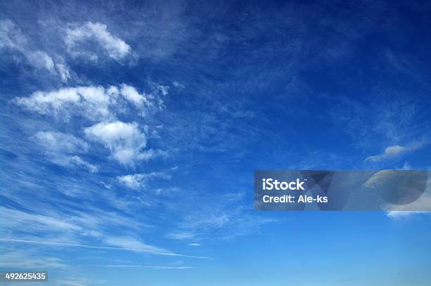 Nubes Blancas Foto de stock y más banco de imágenes de Abstracto - Abstracto, Aire libre, Azul