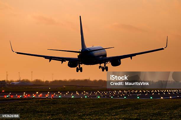 Commercial Airplane Landing Foto de stock y más banco de imágenes de Avión - Avión, Aterrizar, 2015