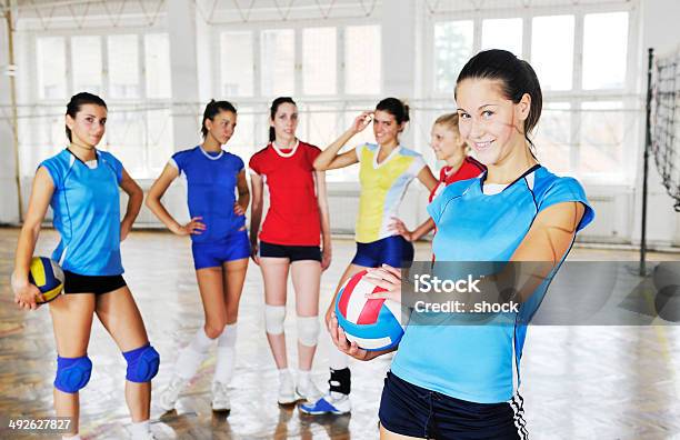 Foto de Garotas Jogando Vôlei Jogo Indoor e mais fotos de stock de Voleibol - Voleibol, Adulto, Atividade