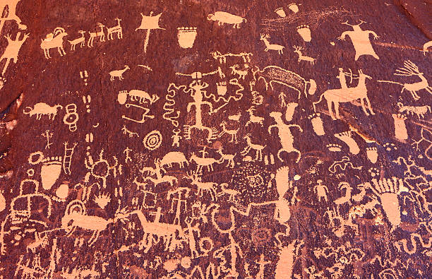 petroglyphs na gazety rock, w stanie utah, w usa. - cave painting prehistoric art north american tribal culture nevada zdjęcia i obrazy z banku zdjęć