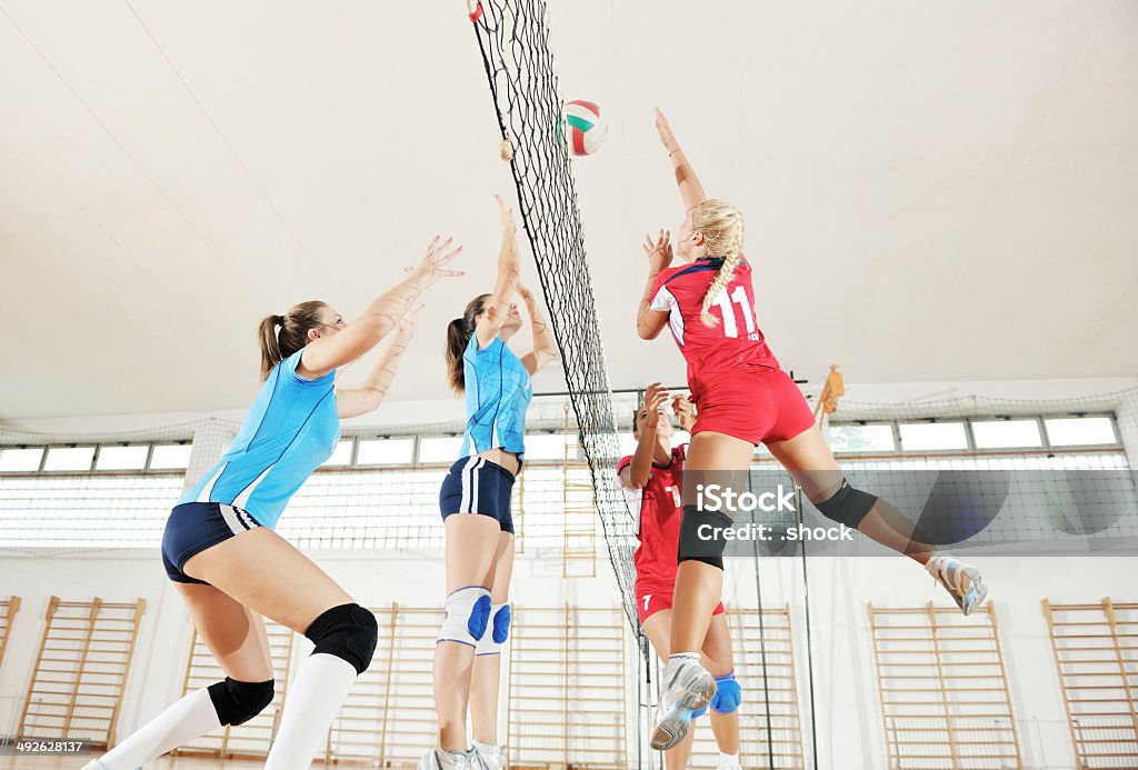 girls volleyball spielen indoor-Spiel - Lizenzfrei Aktivitäten und Sport Stock-Foto