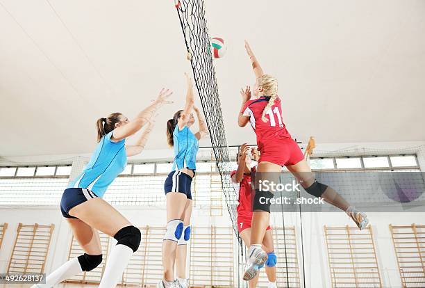 Girls Volleyball Spielen Indoorspiel Stockfoto und mehr Bilder von Aktivitäten und Sport - Aktivitäten und Sport, Bewegung, Entspannung