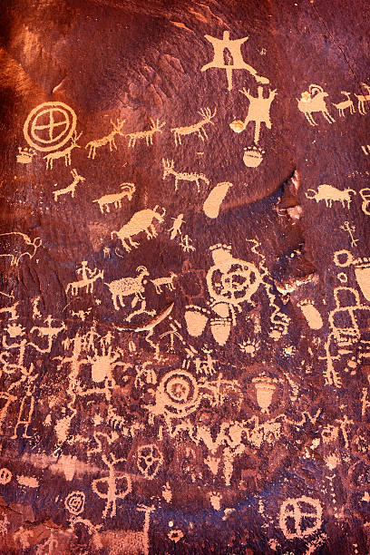 petroglyphs na gazety rock, w stanie utah, w usa. - cave painting prehistoric art north american tribal culture nevada zdjęcia i obrazy z banku zdjęć