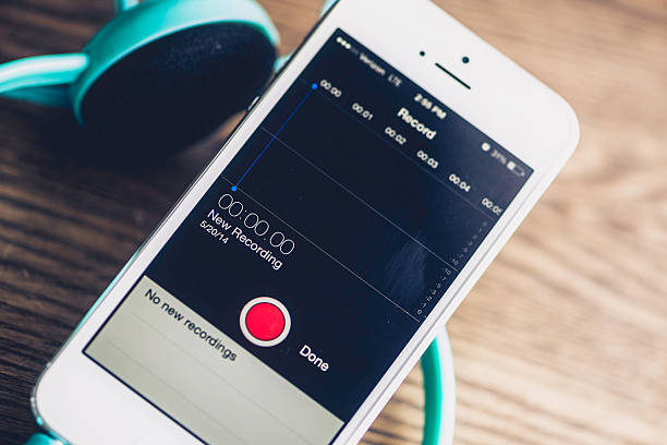 tecnologia: iphone5 mostrando a tela de gravação de voz - apple computers audio - fotografias e filmes do acervo
