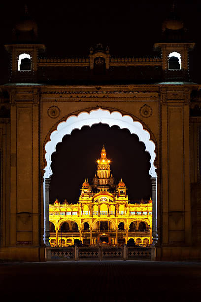 palais de mysore - bangalore karnataka india famous place photos et images de collection