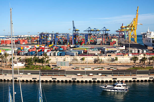 contenitore terminale a valencia - passenger ship ferry crane harbor foto e immagini stock