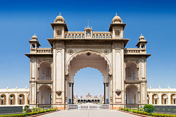 palace avec un très grand lit - bangalore karnataka india famous place photos et images de collection