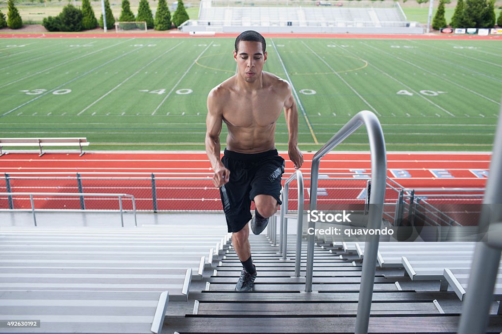 Afro americano uomo giovane atleta corre scale - Foto stock royalty-free di Gradino