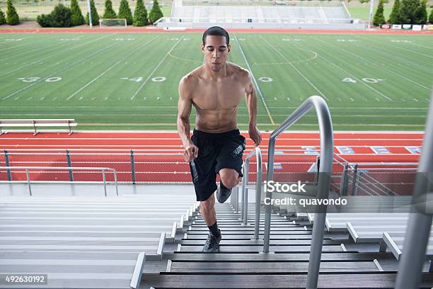 Afro Americano Uomo Giovane Atleta Corre Scale - Fotografie stock e altre immagini di Gradino - Gradino, Scalinata, Struttura muscolare del torso