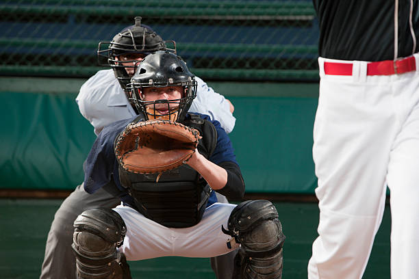 antevendo campo recetor de basebol - baseball catcher baseball umpire batting baseball player imagens e fotografias de stock