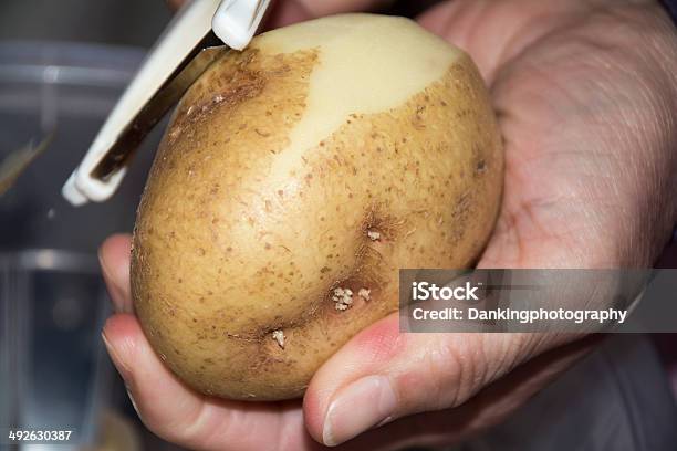 Descamación Potatos Foto de stock y más banco de imágenes de Agarrar - Agarrar, Alimento, Cocinar