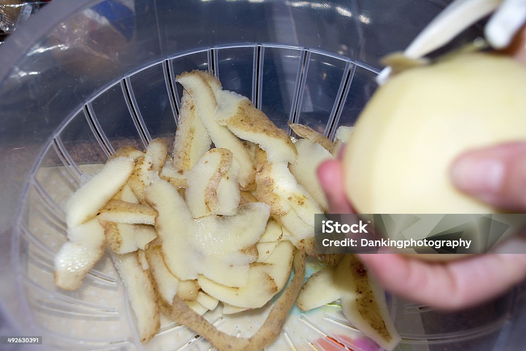 Descamación Potatos - Foto de stock de Agarrar libre de derechos