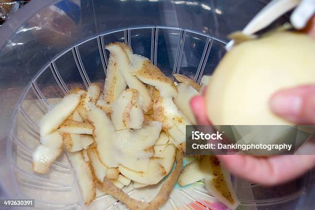 Descamación Potatos Foto de stock y más banco de imágenes de Agarrar - Agarrar, Alimento, Cocinar