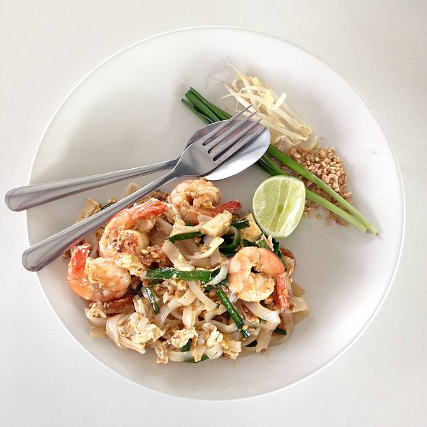istock Stir fried noodles with shrimps,Thai food 492645976