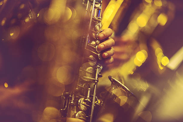 saxophon-spieler spielt live-musik - saxophonist stock-fotos und bilder