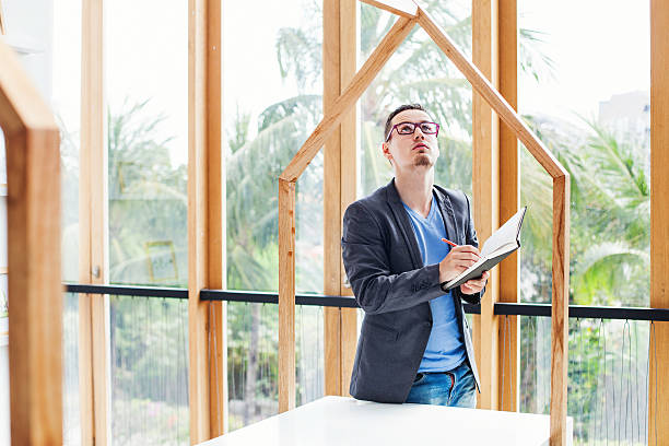 engenheiro verificar a qualidade da casa modelo - quality control examining house residential structure imagens e fotografias de stock