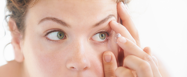 Shot of a young woman putting on contact lenseshttp://195.154.178.81/DATA/i_collage/pu/shoots/805736.jpg