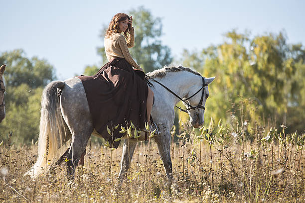 hermosa chica montando a caballo blanco - cowboy blue meadow horizontal fotografías e imágenes de stock