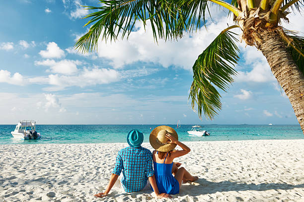 paar in blue kleidung am strand auf den malediven - beach men isolated tourist stock-fotos und bilder