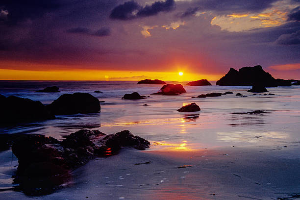 пляж на закате - horizon over water malibu california usa стоковые фото и изображения