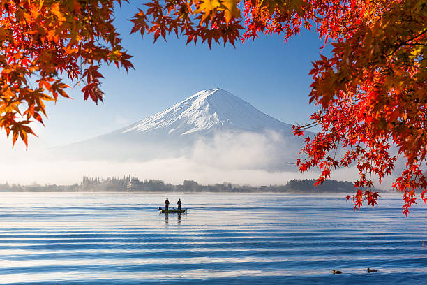 monte fuji dal lago di mattina e la nebbia in autunno stagione - volcano lake blue sky autumn foto e immagini stock