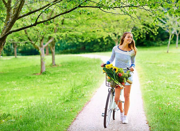 風光明媚なルートが常に向上 - single lane road footpath flower formal garden ストックフォトと画像