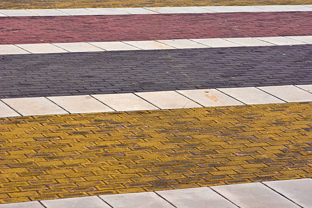colorato marciapiede - fusgänger foto e immagini stock