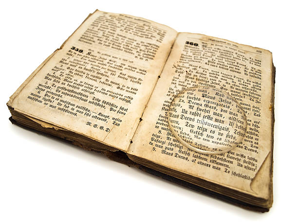 старый библия - magnification bible magnifying glass book стоковые фото и изображения