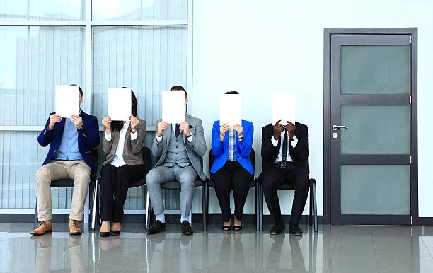 joven empresario sosteniendo en blanco cartelera y espera para entrevista de trabajo - billboard businesswoman business confidence fotografías e imágenes de stock