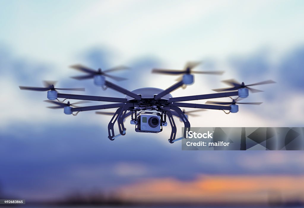 Dröhnend weiß, bewölkter Abenddämmerung Himmel - Lizenzfrei Drohne Stock-Foto