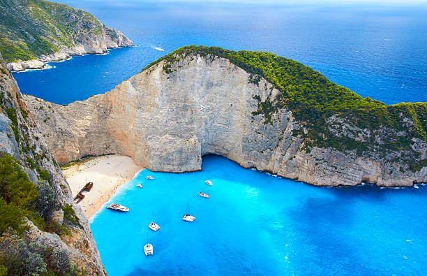 barcos en playa de keoneloa, zakynthos - casco parte del barco fotografías e imágenes de stock