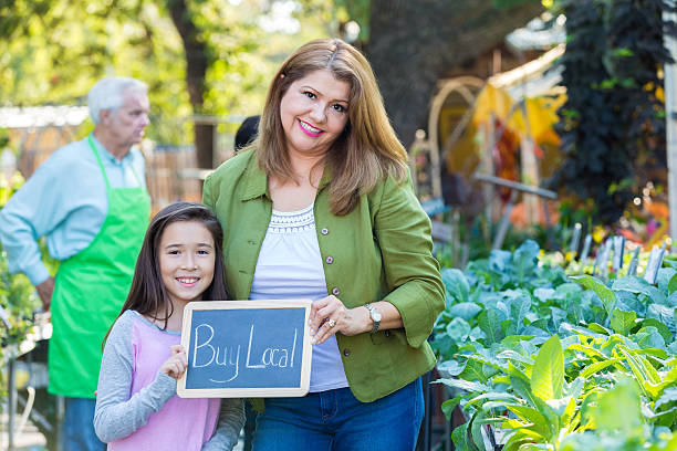 madre e figlia con acquistare locale accesso al mercato all'aperto - market farmers market agricultural fair child foto e immagini stock